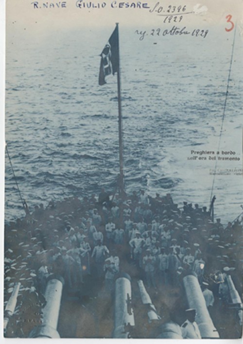 Preghiera a bordo della nave Giulio Cesare, 1929