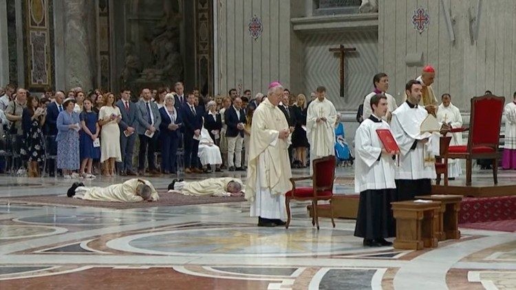 Fernández: la gloria del vescovo è servire Cristo, non la propria fama